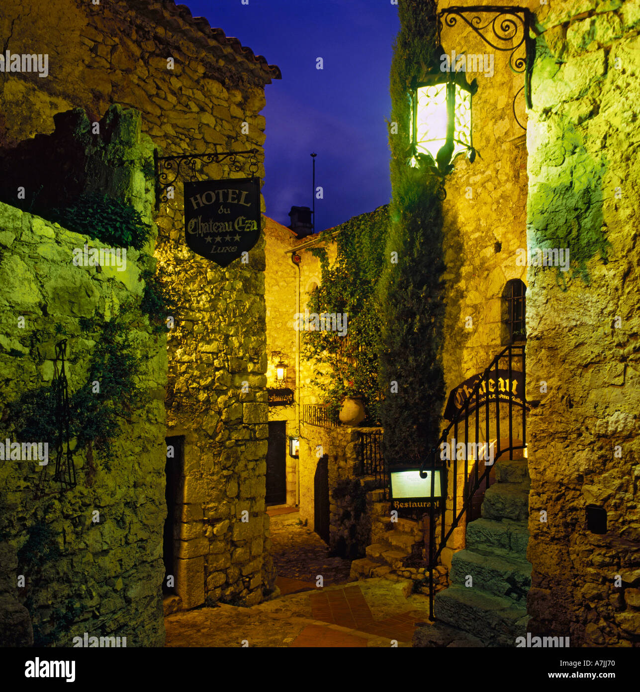 Eine Nacht Zeit engen Straßenszene mit helle Lampe aufleuchten Restaurant und vier-Sterne-Hotel in Eze Sur Mer Südfrankreich Stockfoto