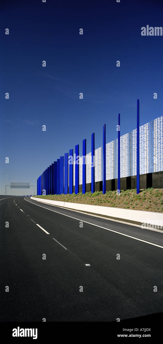 Craigieburn Bypass, leere Straße und blaue Klinge Wand Melbourne Stockfoto