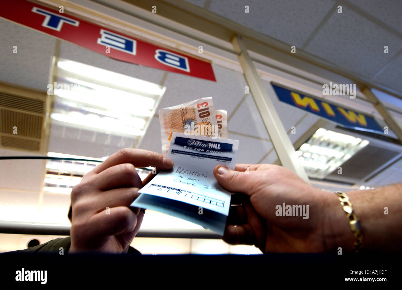 Übergabe von Bargeld und einen Wettschein in einem Rasen Buchhalter-shop Stockfoto