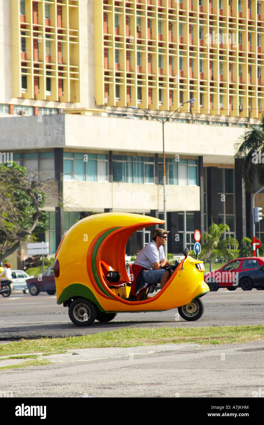 Taxi warten mit Revolution Quadrat Havanna Stockfoto