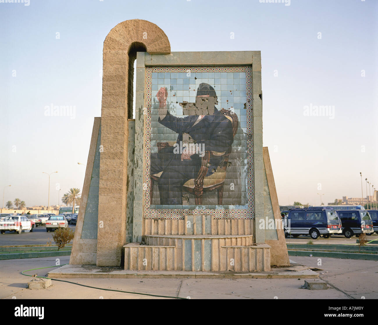 Einer von vielen entstellt nun Wandbilder von Saddam. Bagdad, Irak, 2003 Stockfoto