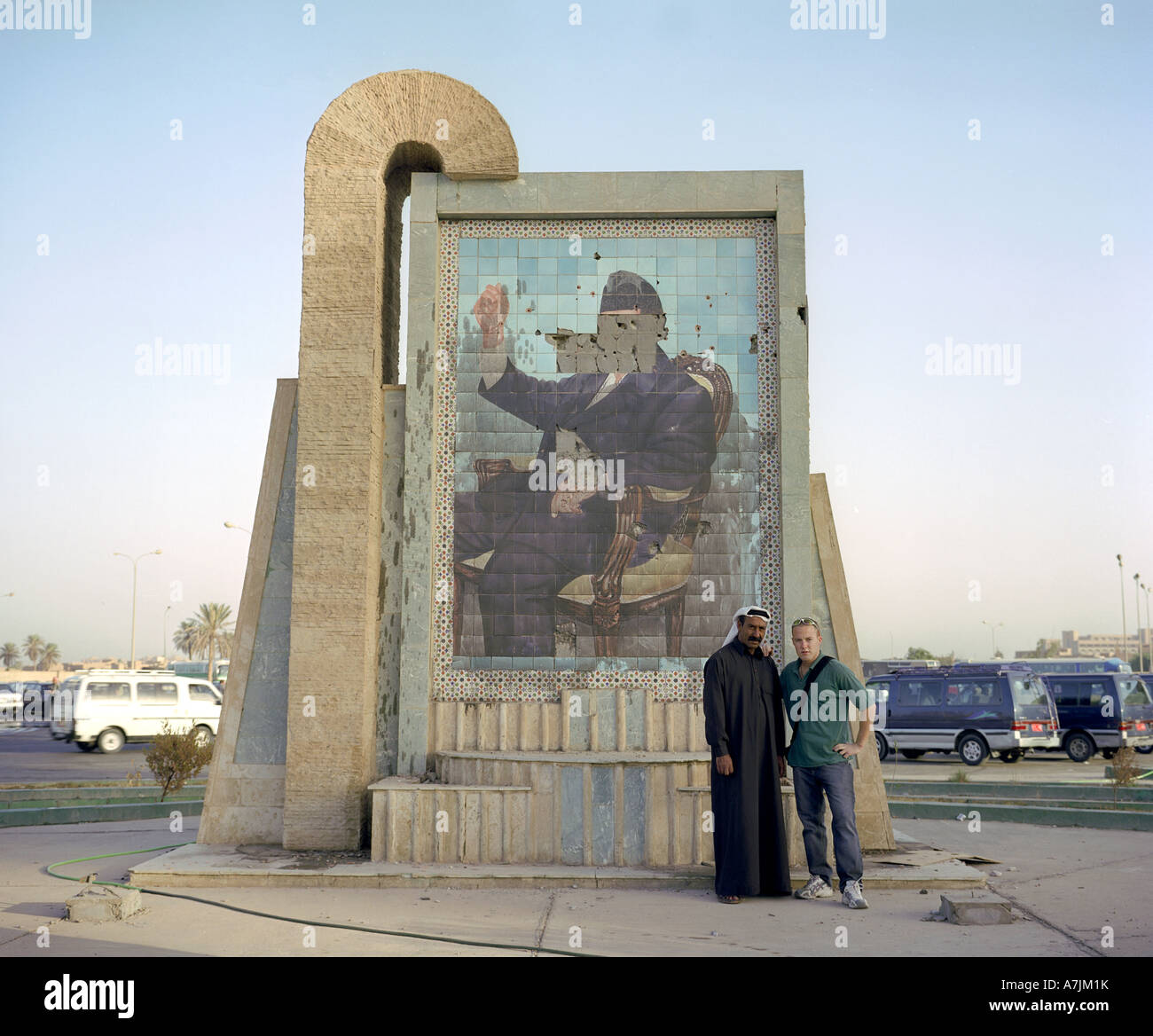 Der Fotograf vor ein Saddam-Wandbild. Bagdad, Irak, Stockfoto