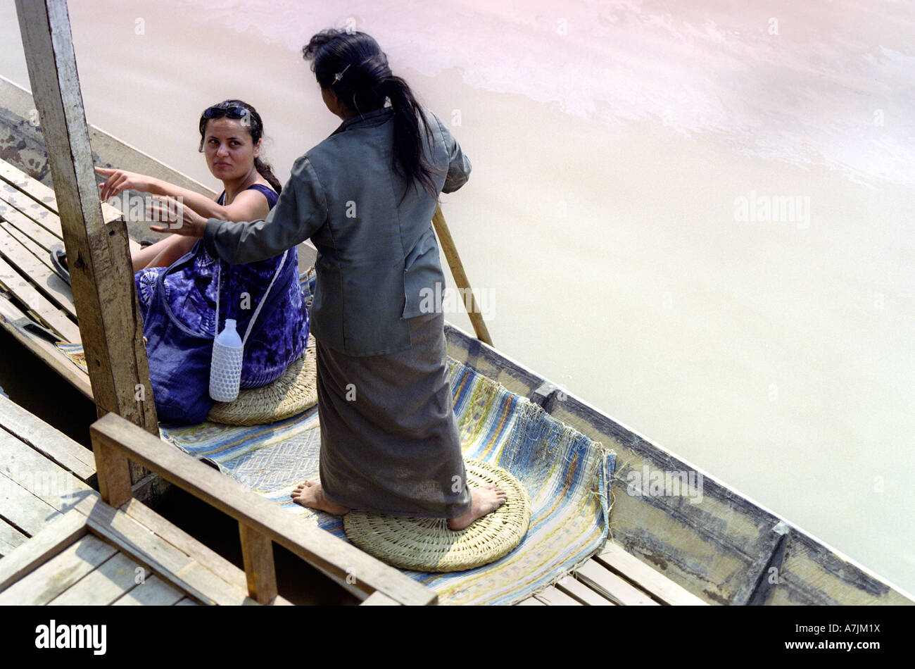 Tourist im Gespräch mit einem Boot Frau, Inle-See, Myanmar Stockfoto