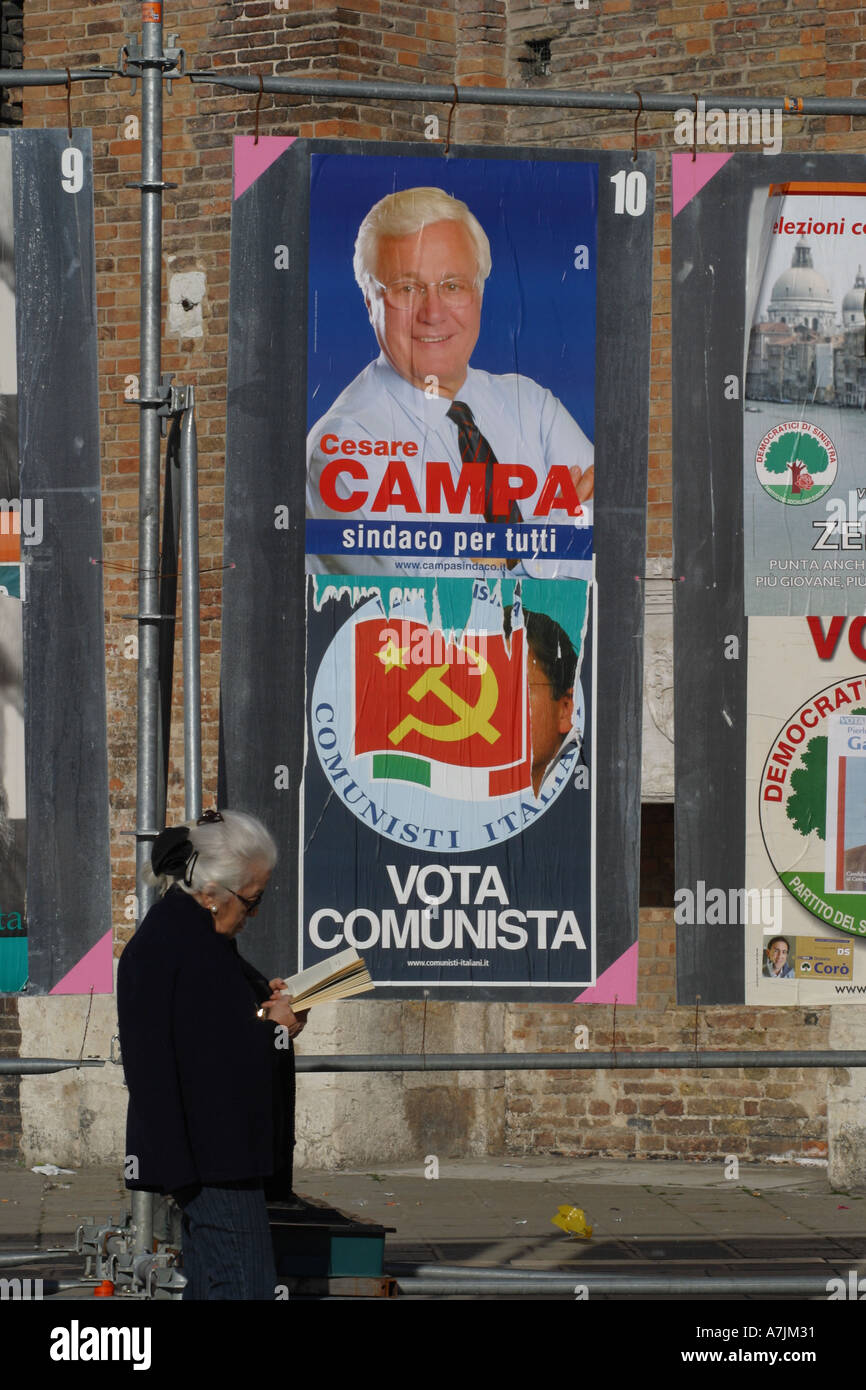 Europäische Kommunalwahlen in Italien desinteressiert lokalen Seniorin ignoriert Plakate und liest Buch Stockfoto