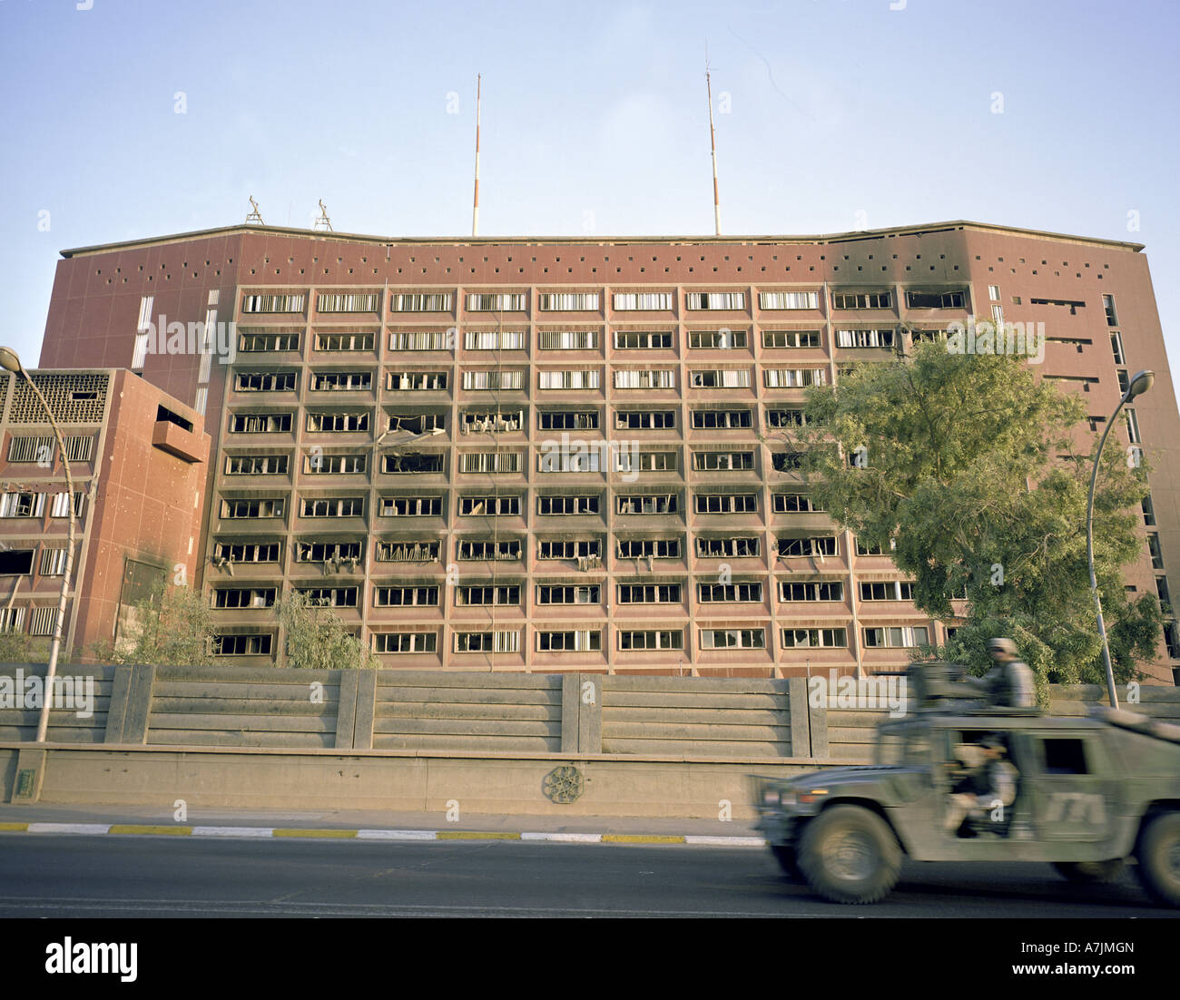 Koalition Humvee fährt vorbei an einem beschädigten Regierungsgebäude. Bagdad, Irak Stockfoto