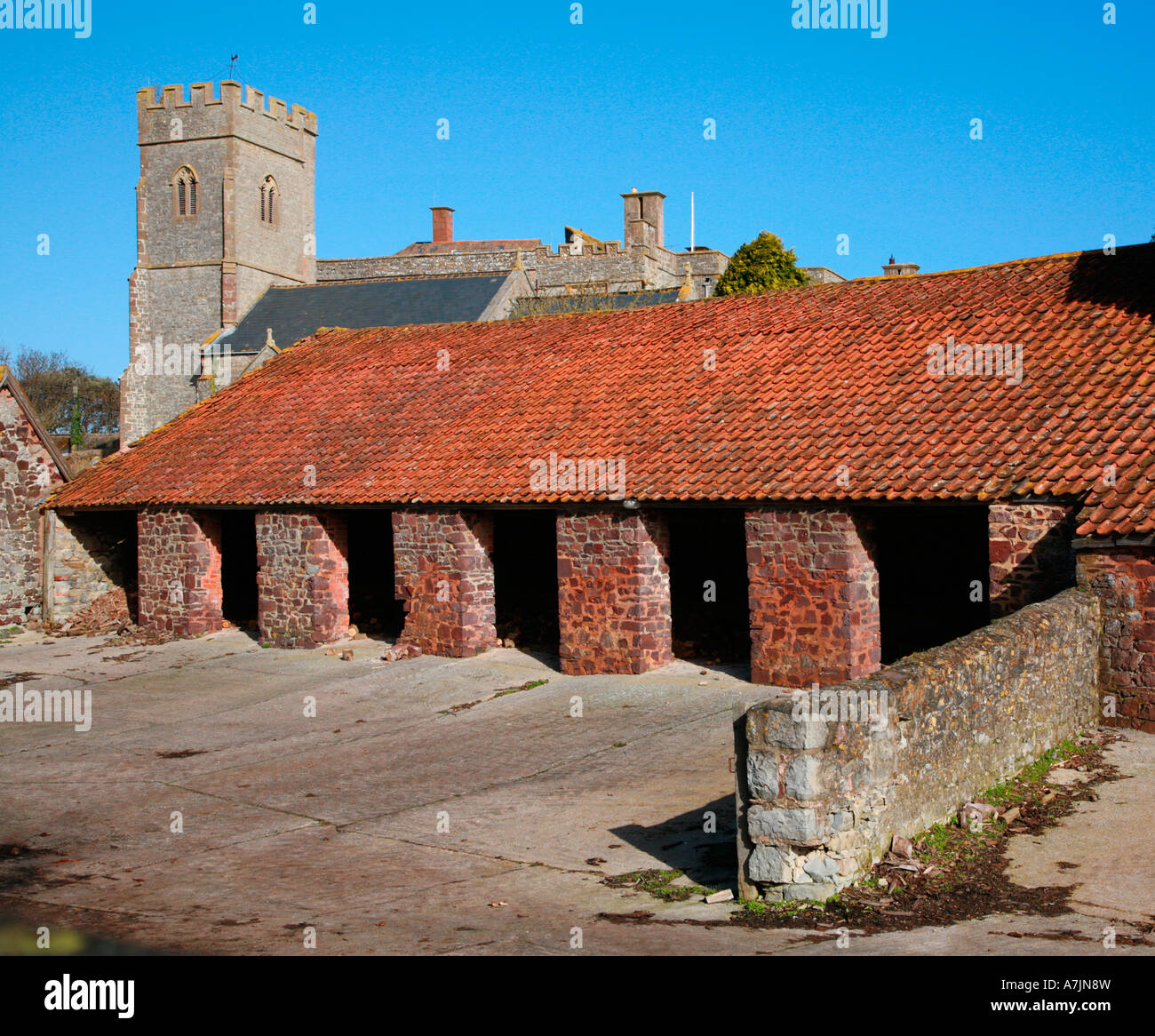 Kirche und landwirtschaftlichen Gebäuden im Dorf von East Quantoxhead in Somerset Stockfoto