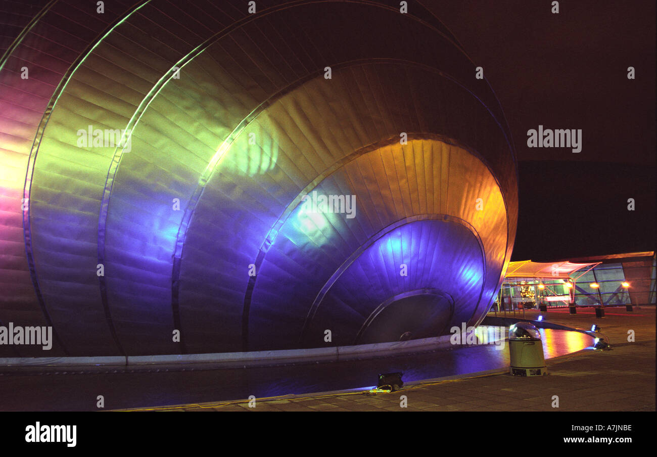 IMAX-Kino beleuchtet in der Nacht in Glasgow Stockfoto