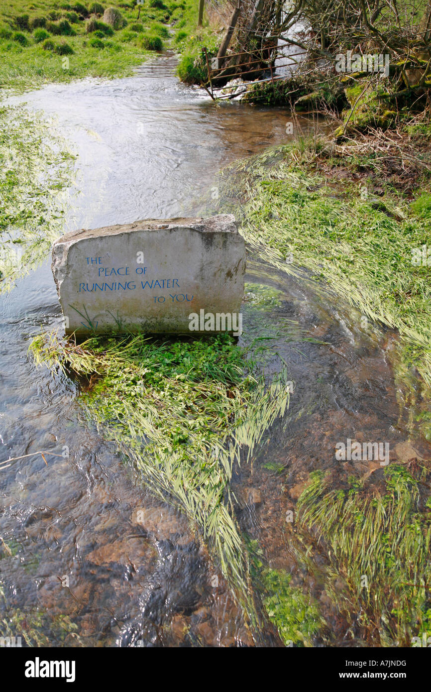 Tablette aus Stein in einem Strom mit den Worten der Frieden von läuft Wasser Bestandteil Sites of Meaning Projekt eingeschrieben Stockfoto