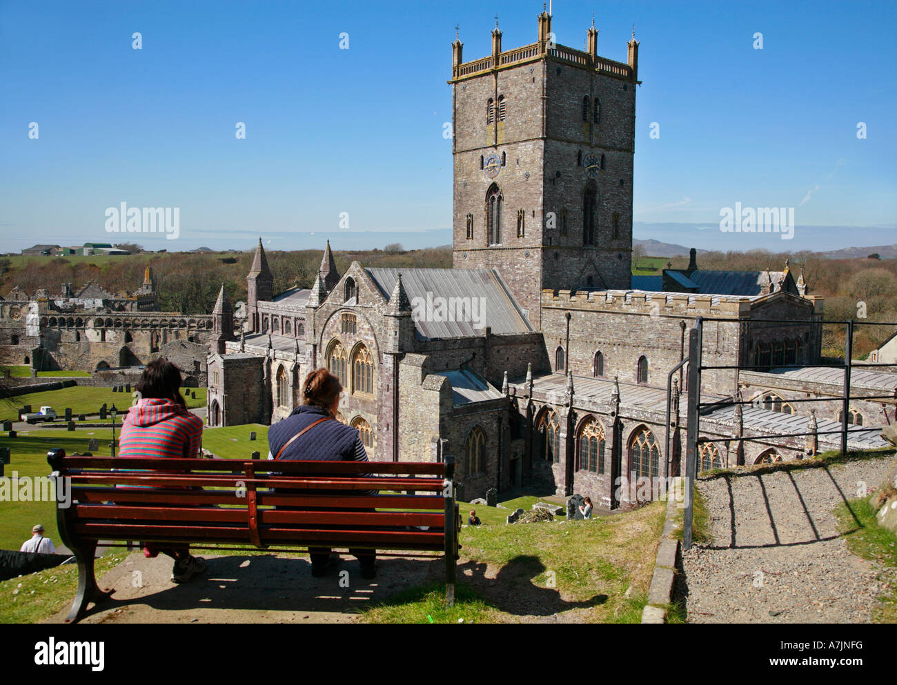 Genießen Sie den Blick über St Davids Kathedrale in Pembrokeshire South Wales Stockfoto