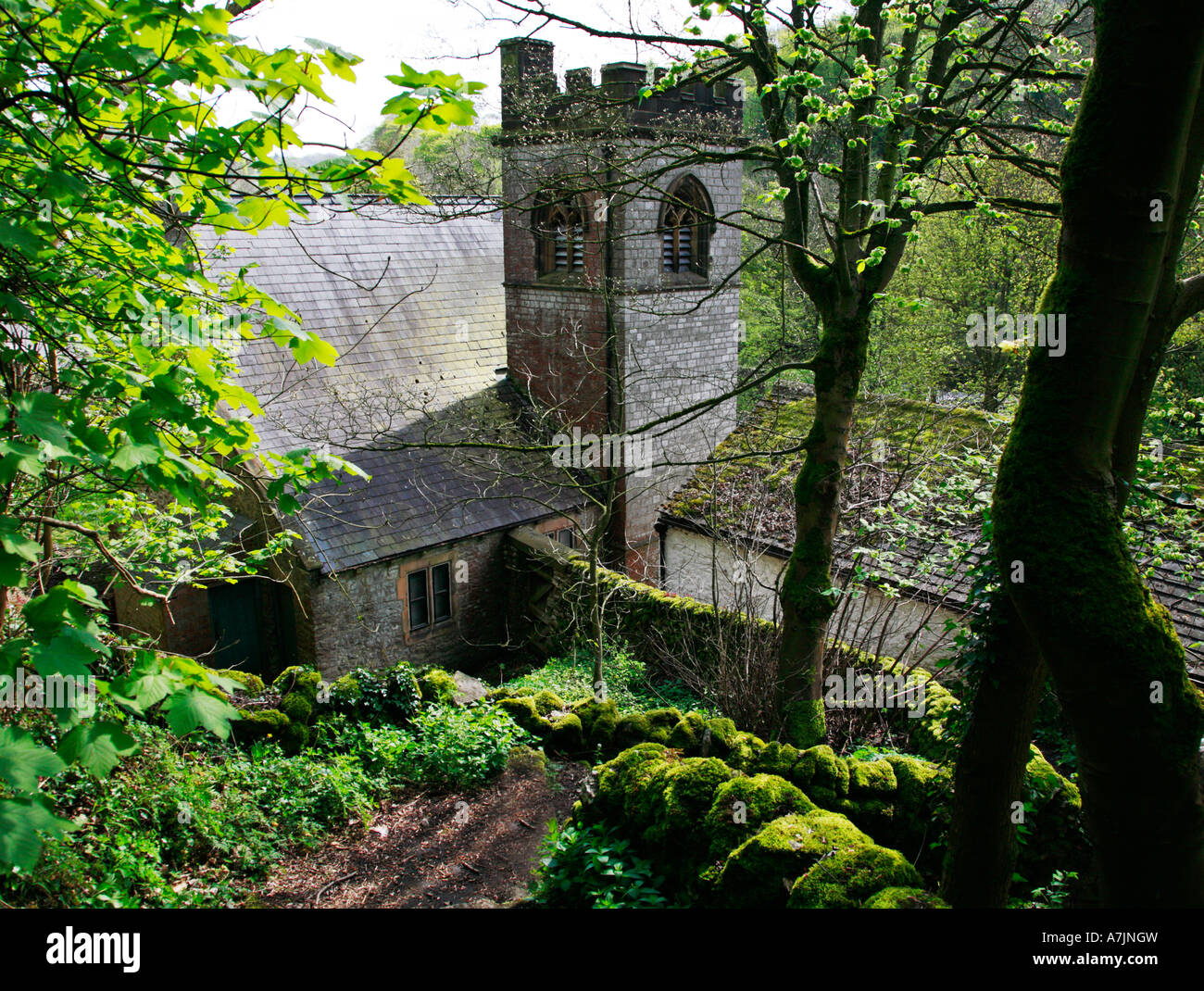 Wanderweg wicklung bis zu der kleinen Kirche Millers Dale in Derbyshire Peak District Stockfoto