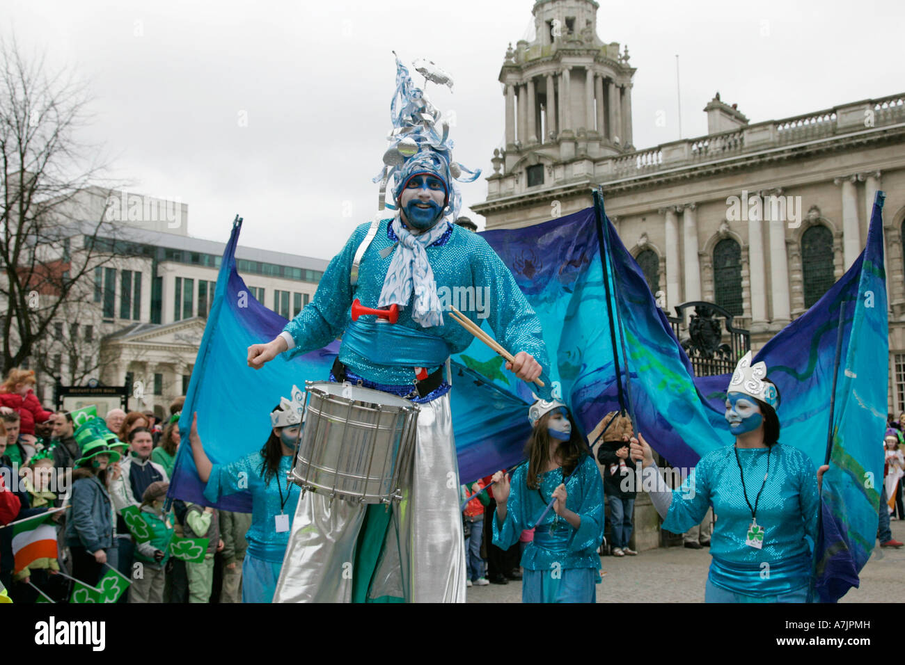 blaue Stelze Wanderer mit Trommel und Anhänger, die Teilnahme an St. Patricks Day Parade in Belfast 2007 Stockfoto