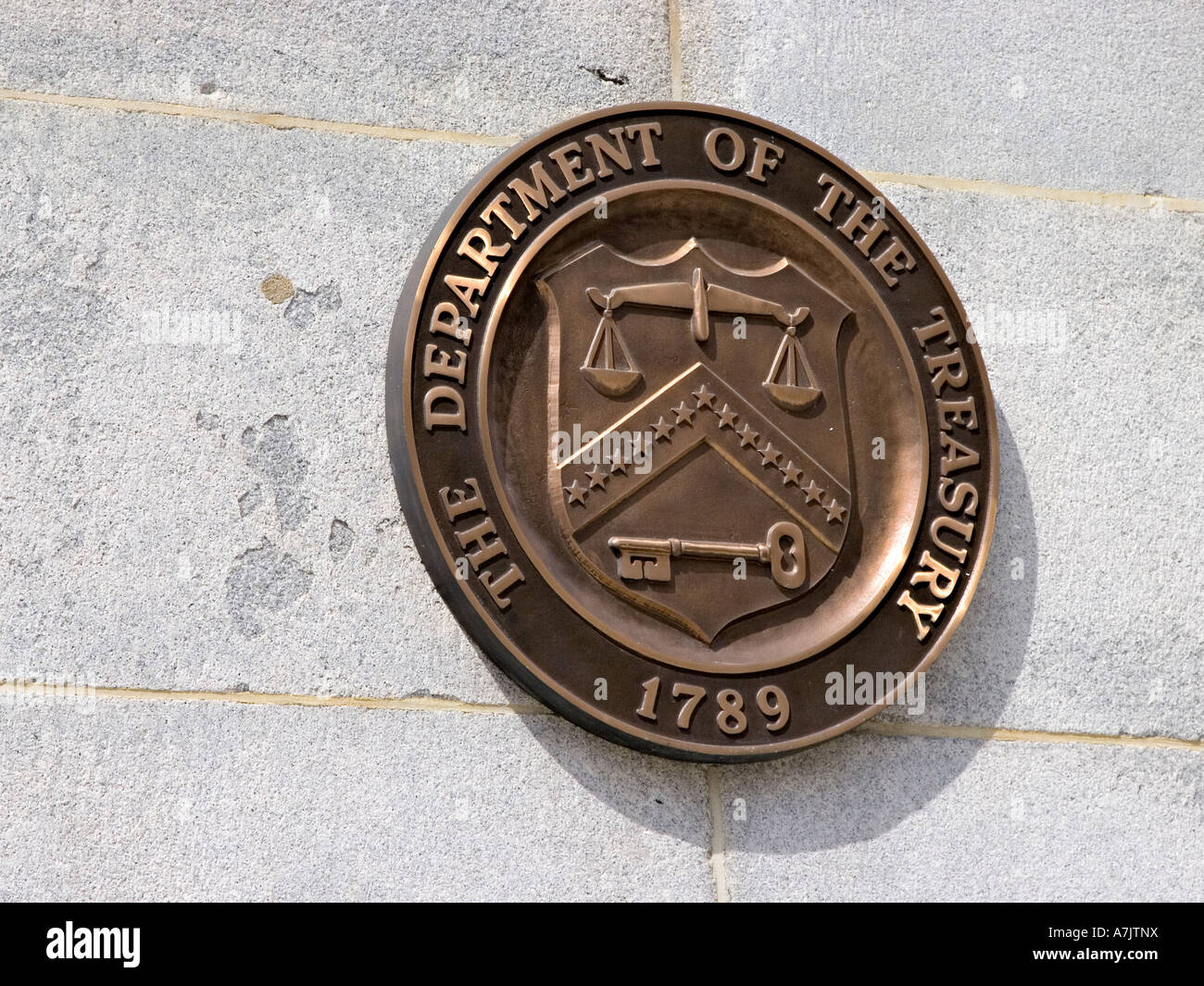 Bronze-Logo für das US-Finanzministerium an der Wand des Treasury Building Headquarters in Washington, D.C. Stockfoto