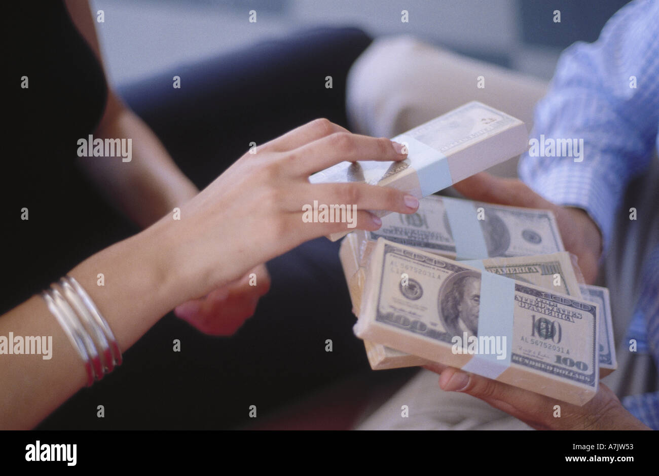 Mittelteil Blick auf eine Frau, dass Sie ein Mann Bündel Geld Stockfoto