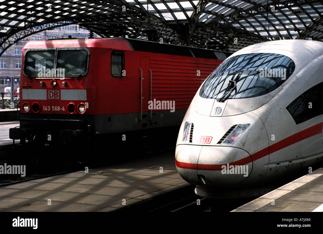Deutschen Bahn ICE (Intercity Express) und RE (Regional-Express) Personenzüge, Köln. Stockfoto