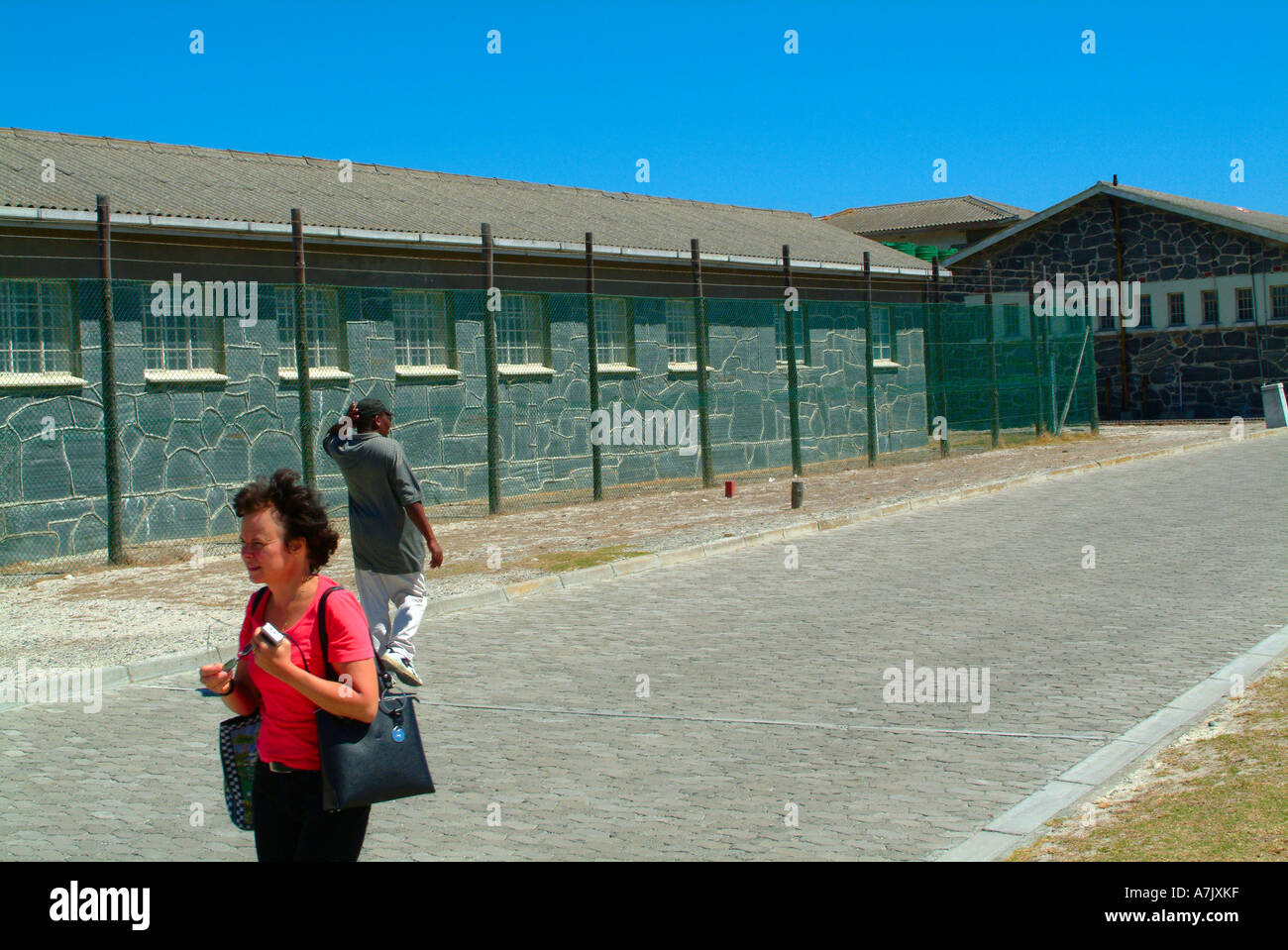 Touristen und Reiseleiter außerhalb der maximales Sicherheit Gefängnis auf Robben Island Kapprovinz Kapstadt Südafrika Stockfoto