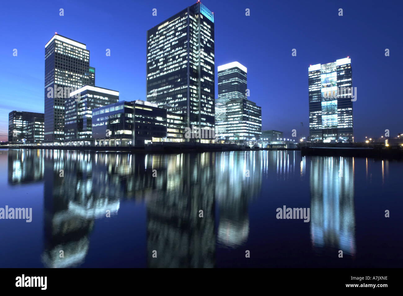 Canary Wharf-Bürogebäude in der Abenddämmerung in London UK Stockfoto