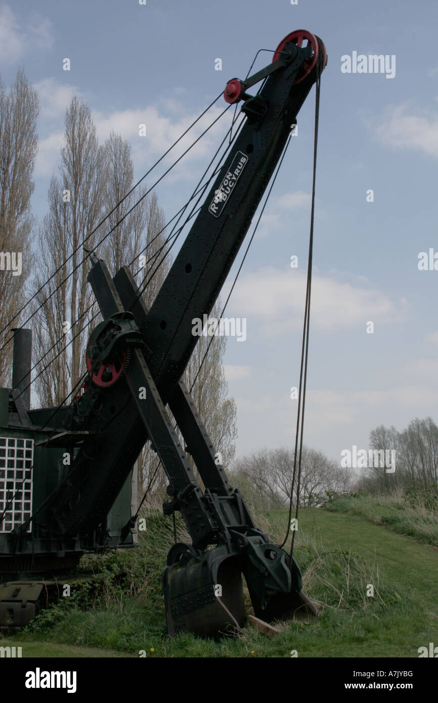 Alter Ruston-Bucyrus mechanischer Bagger mit Schaufel, ein Relikt früherer Industrie- und Bergbautechnik in England. Stockfoto