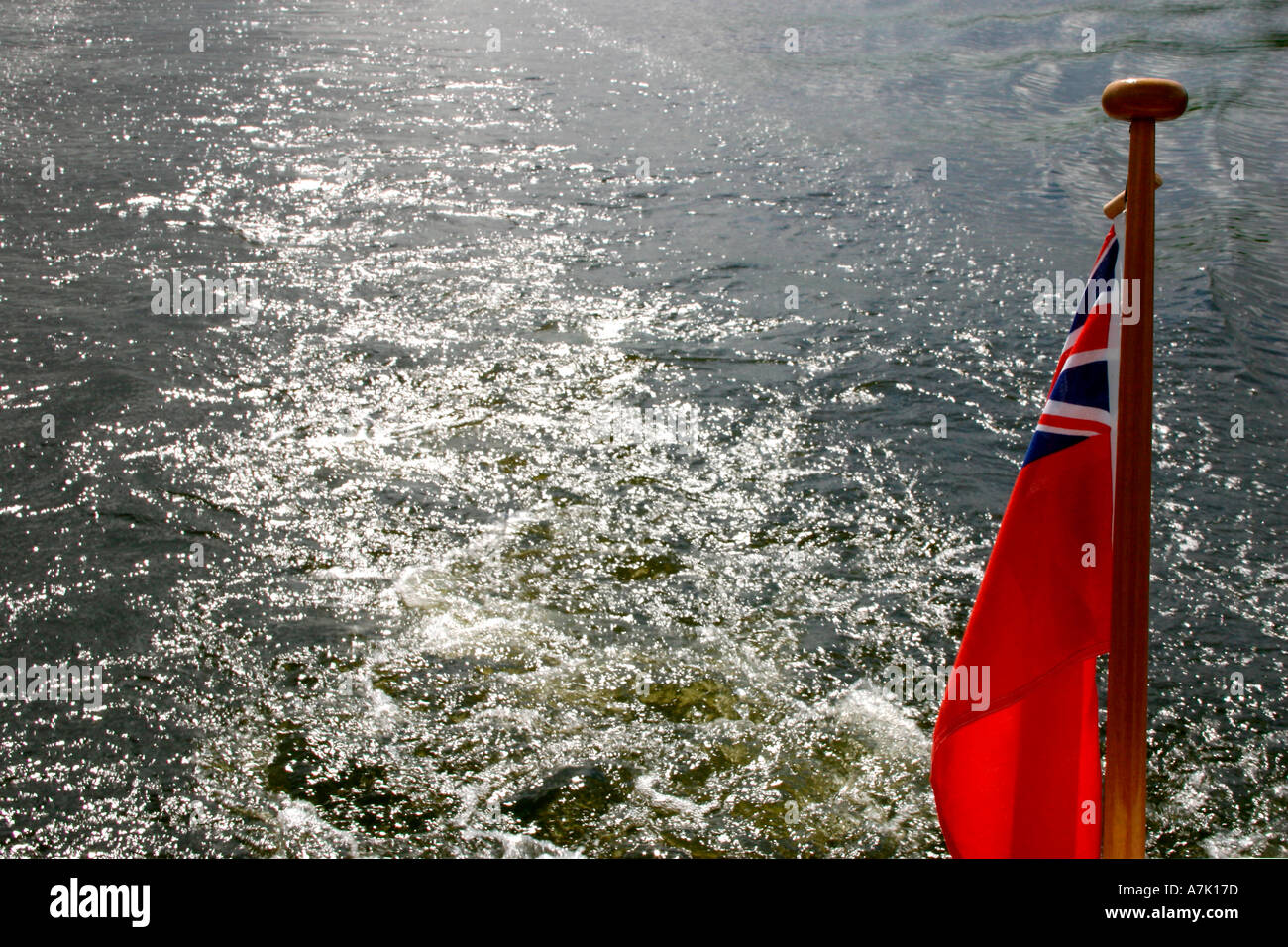 Kielwasser eines Bootes Red Ensign Flaggezeigen achtern. Stockfoto