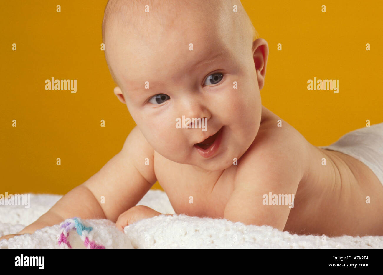 Nahaufnahme von blue eyed Baby auf Decke Stockfoto