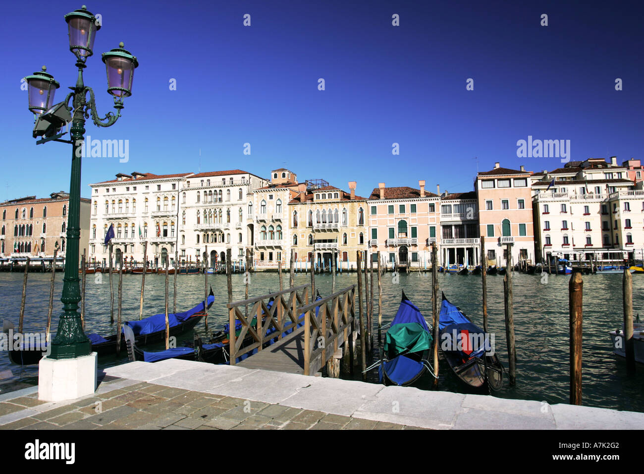 Typische Ansicht der venezianischen Gondeln auf dem Canal Grande in der Nähe von Markusplatz mit reich verzierten eisernen Lampe post Venedig Italien Europa EU Stockfoto