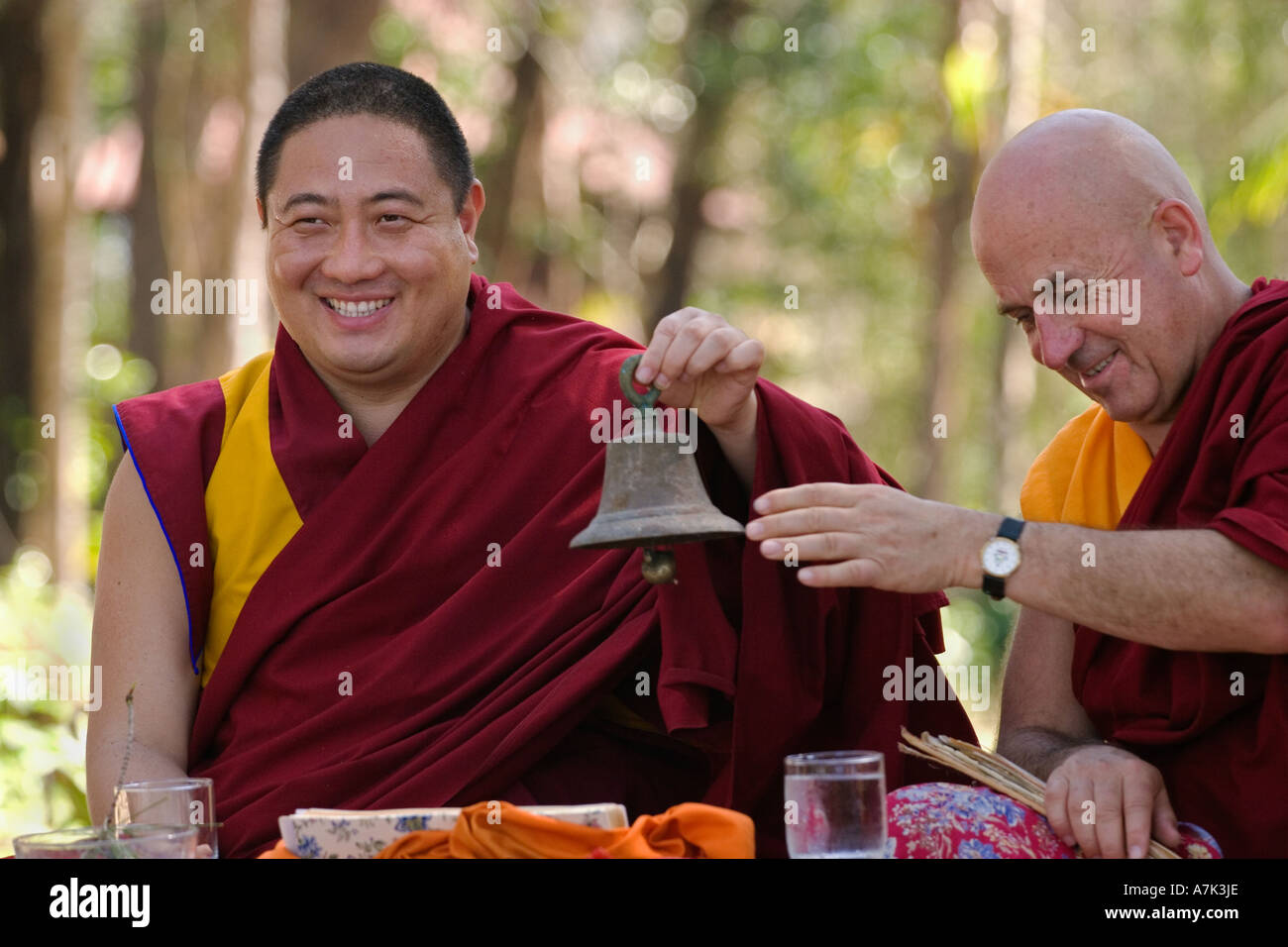 Shechen Rabjam Rinpoche Mathieu Ricard tun eine einjährigen Jubiläum t Puja für Tsunami-Opfer in Golden Buddha Beach THAILAND Stockfoto