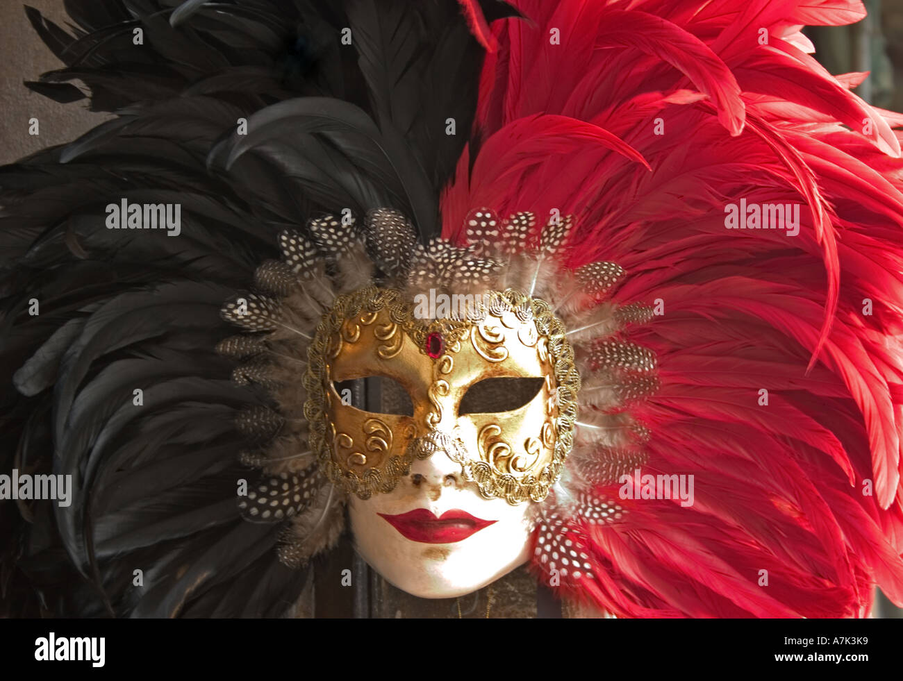 Rot und schwarz venezianische Maske Stockfoto