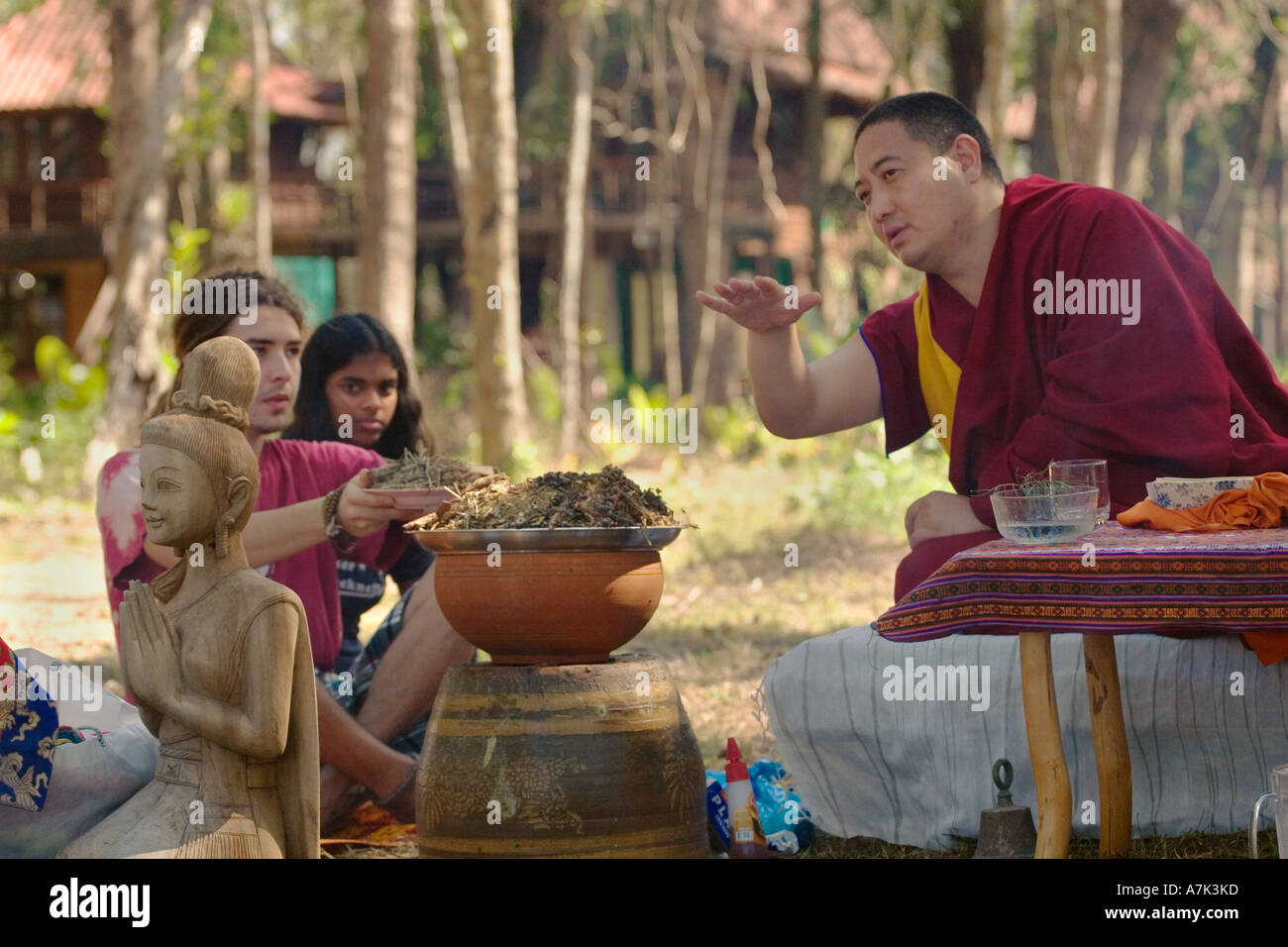 Shechen Rabjam Rinpoche ist ein einjähriges Jubiläum Puja für Tsunami-Opfer in Golden Buddha Beach THAILAND Stockfoto