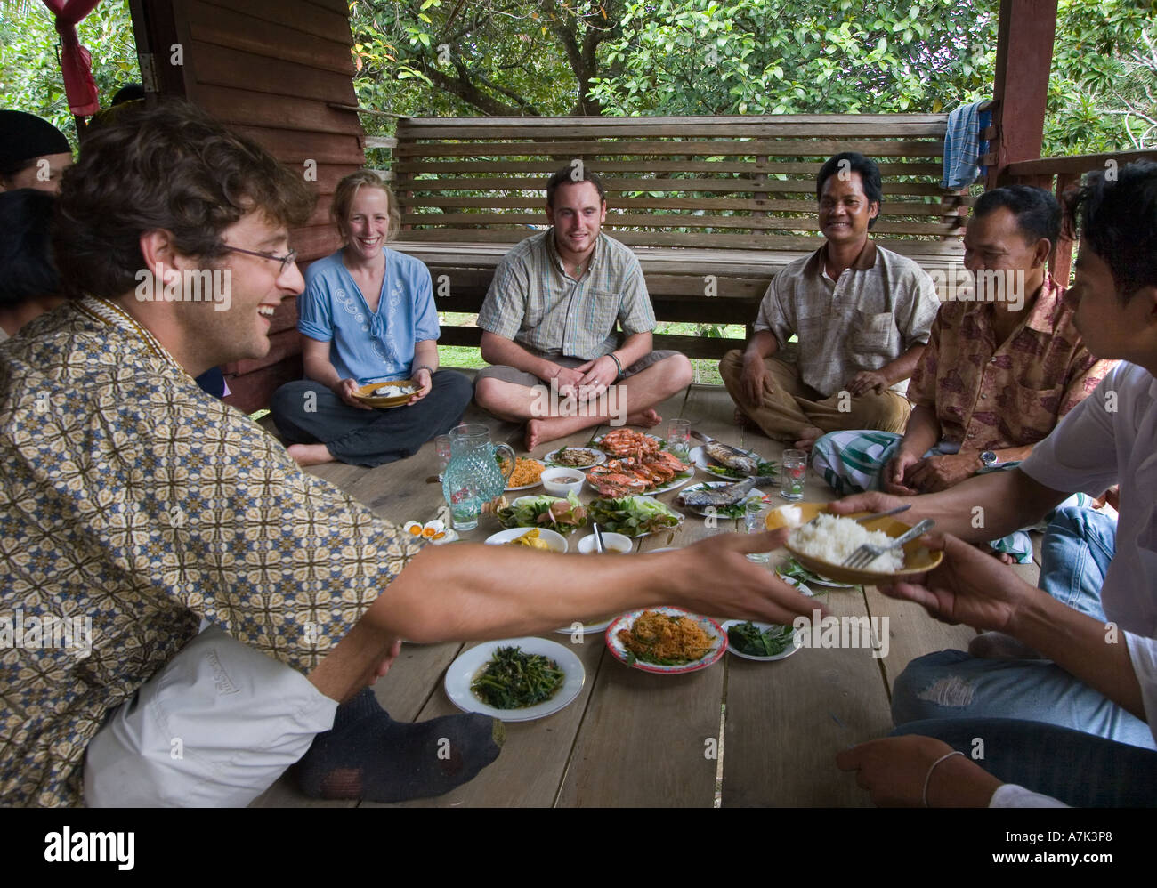 Ein Fest der vor Ort zubereitete Speisen wird mit Gastfamilienaufenthalt Öko-Touristen in Tung Nang Damm an der North Andaman Sea-THAILAND geteilt. Stockfoto