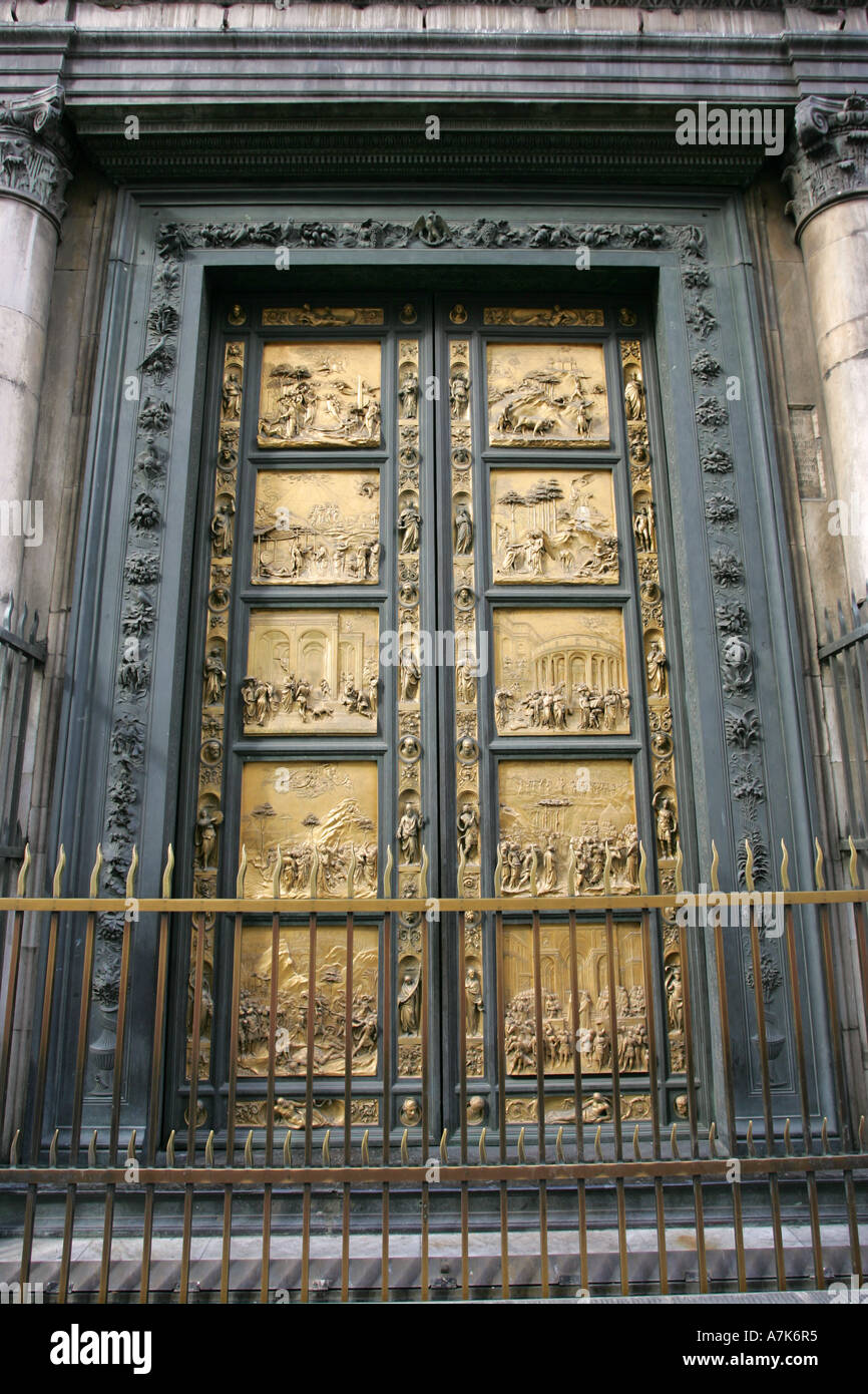 Reich verzierte berühmte Tor des Paradieses Tür Flachreliefs auf diese vergoldeten Bronze Tür Bestandteil der Dom von Florenz Italien EU Stockfoto