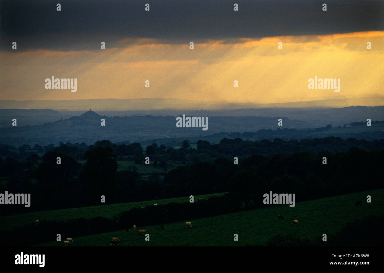 St.-Michaels-Turm auf Glastonbury Tor im Regen in der Dämmerung mit Somerset Levels in Ferne Somerset England UK Stockfoto