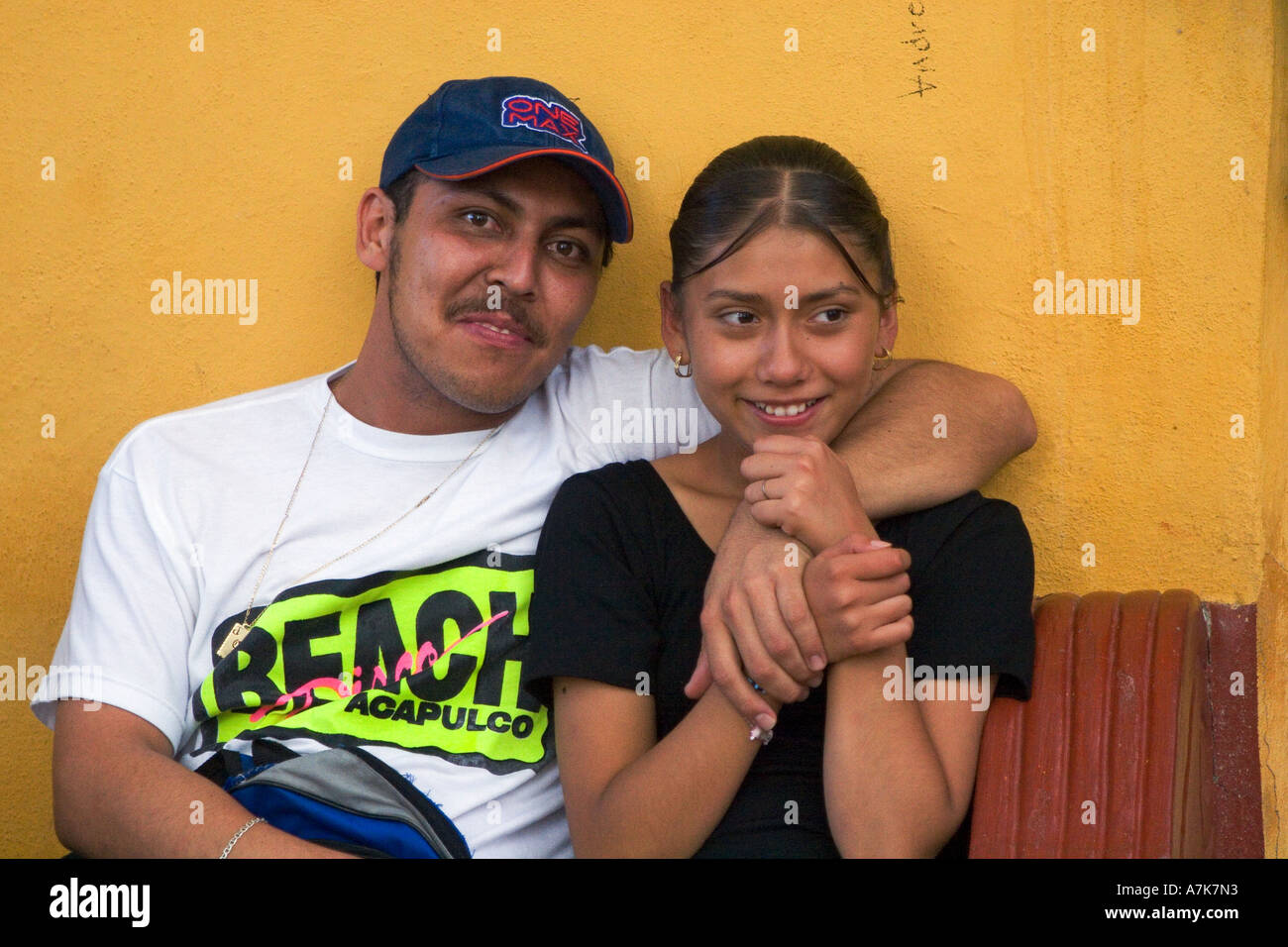 Hippe junge mexikanische paar am Instituto de Culturo Kulturinstitut in San Miguel de Allende, Mexiko Stockfoto