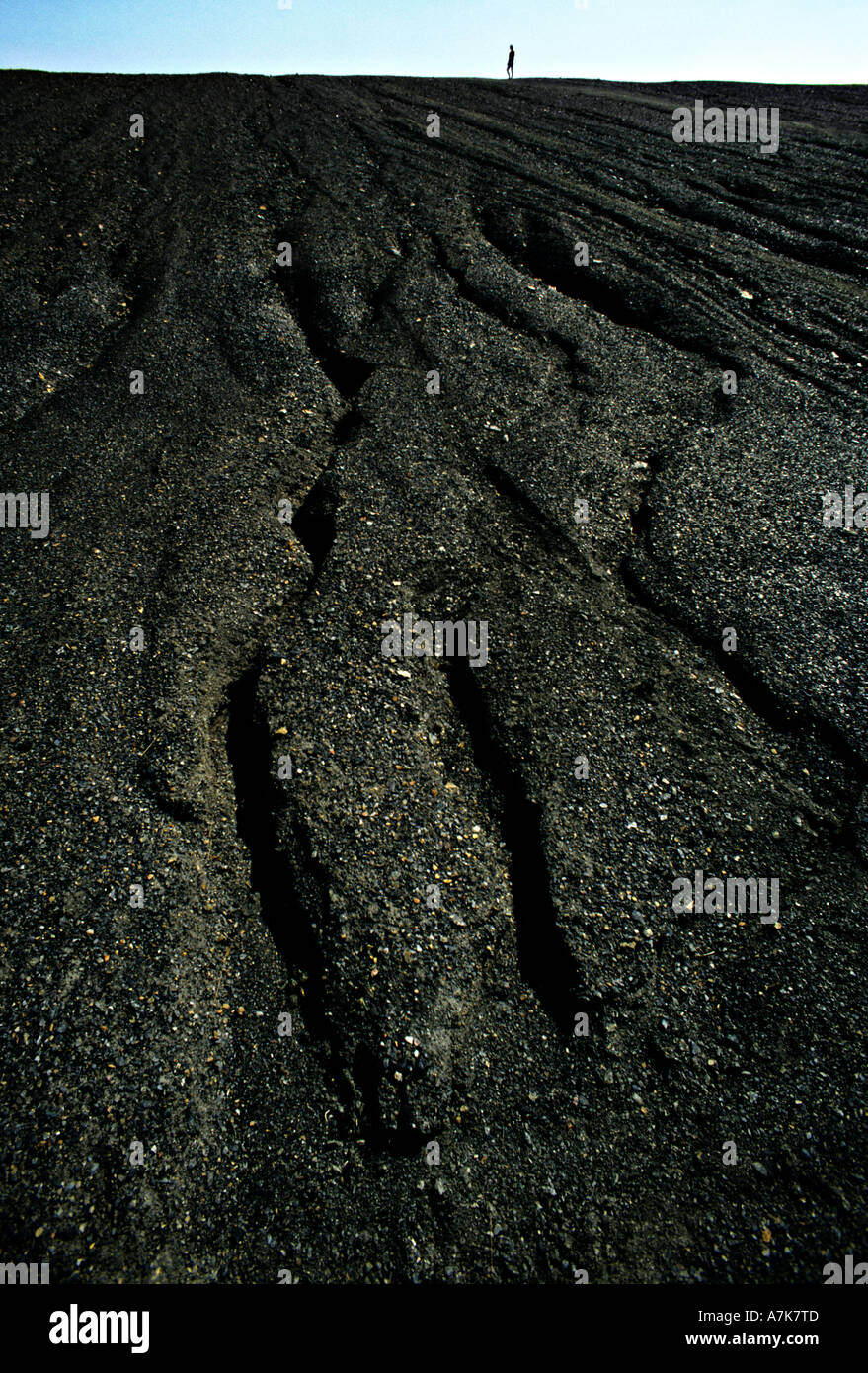 Auf Skyline von angelegten Kohle Spitze stehende Person links vom Tagebau in der Nähe von Merthyr Tydfil Wales UK Stockfoto