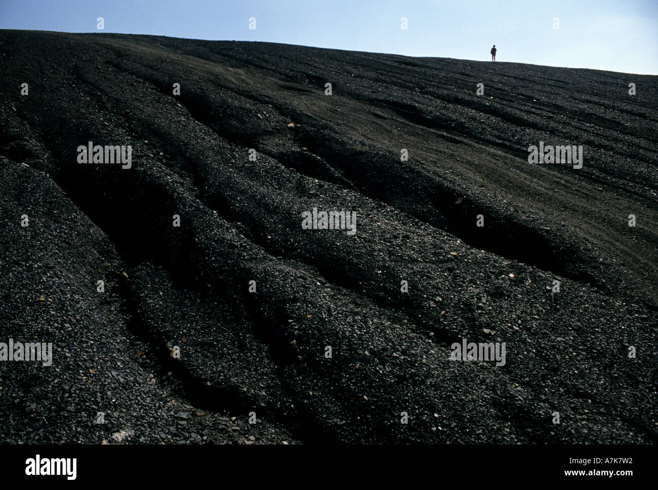 Auf Skyline von angelegten Kohle Spitze stehende Person links vom Tagebau in der Nähe von Merthyr Tydfil Wales UK Stockfoto