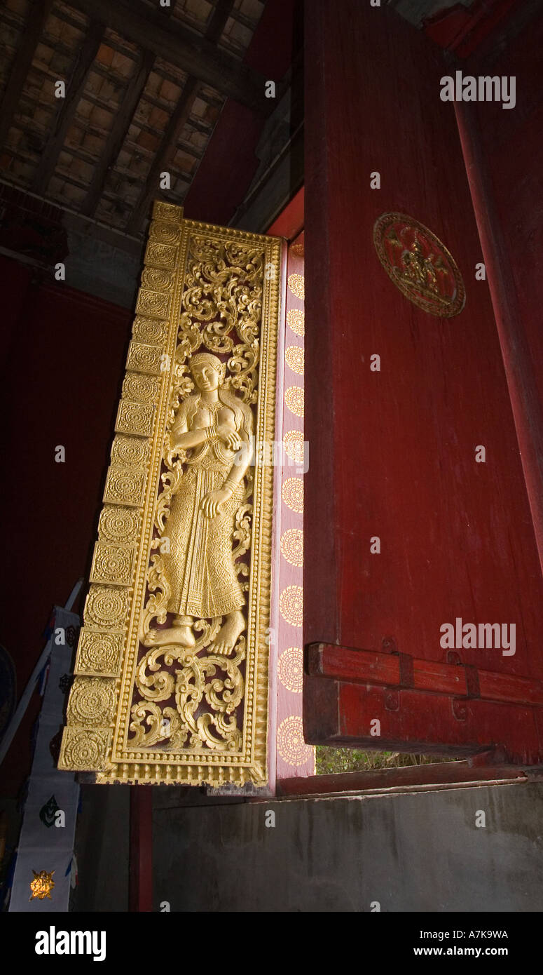 Ramayana-Szenen am Fenster in der Hohng Kep Mien königlichen Grabbeigaben Remise am Wat Xieng Thong LUANG RACHENTUPFER LAOS Stockfoto