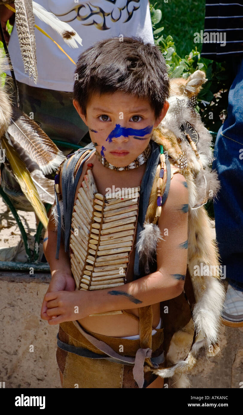 Eine mexikanische junge gekleidet wie ein Maya an der Prozession der Statue der Jungfrau von La Paz in SAN MIGUEL DE ALLENDE, Mexiko Stockfoto