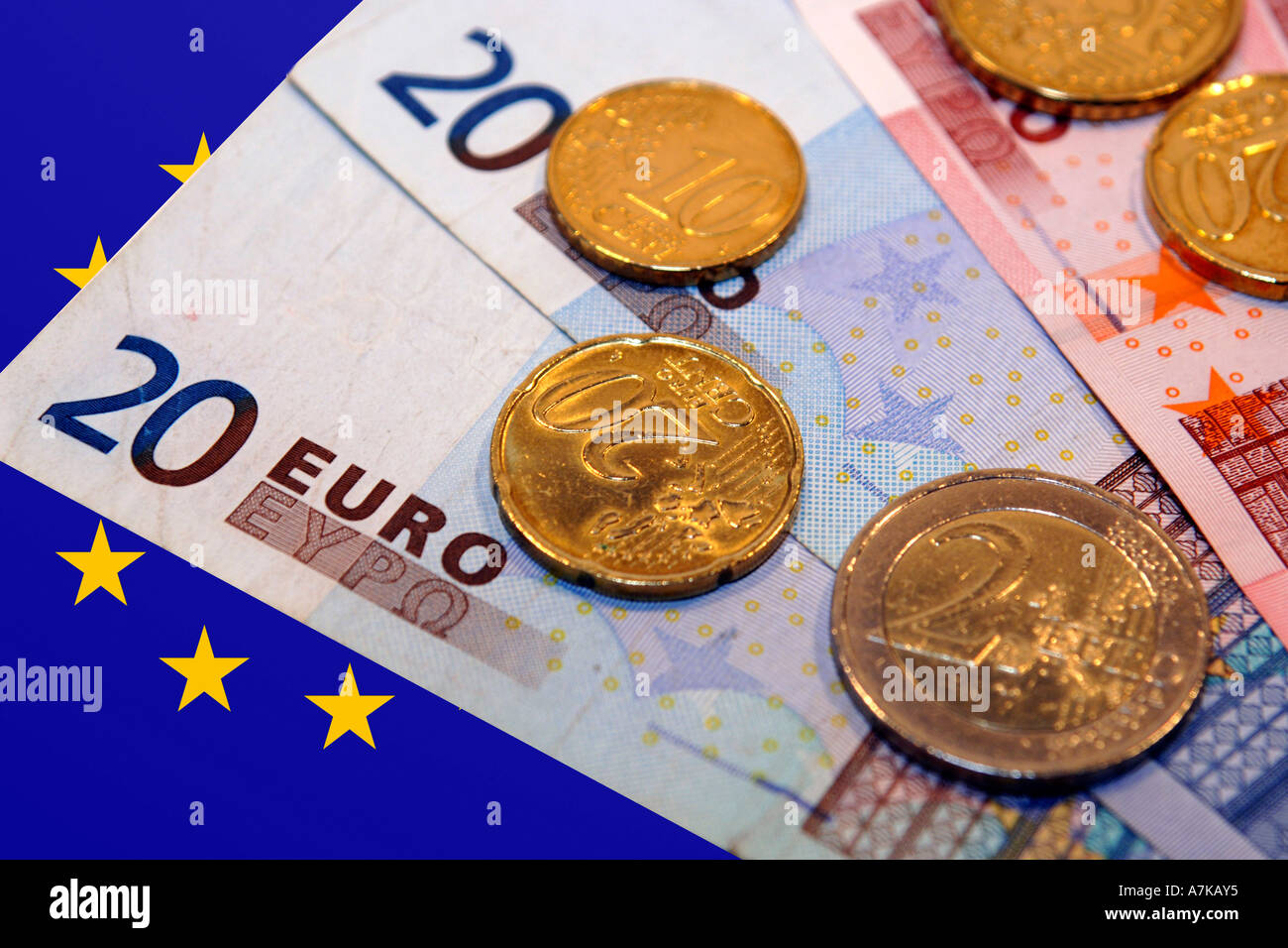 Euro Geld gegen ein euro Flagge Hintergrund. Stockfoto