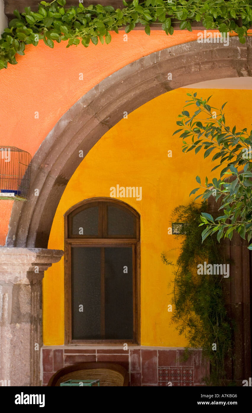 Torbogen und mexikanischen Farben in der Lobby eines Hotels in SAN MIGUEL DE ALLENDE, Mexiko Stockfoto