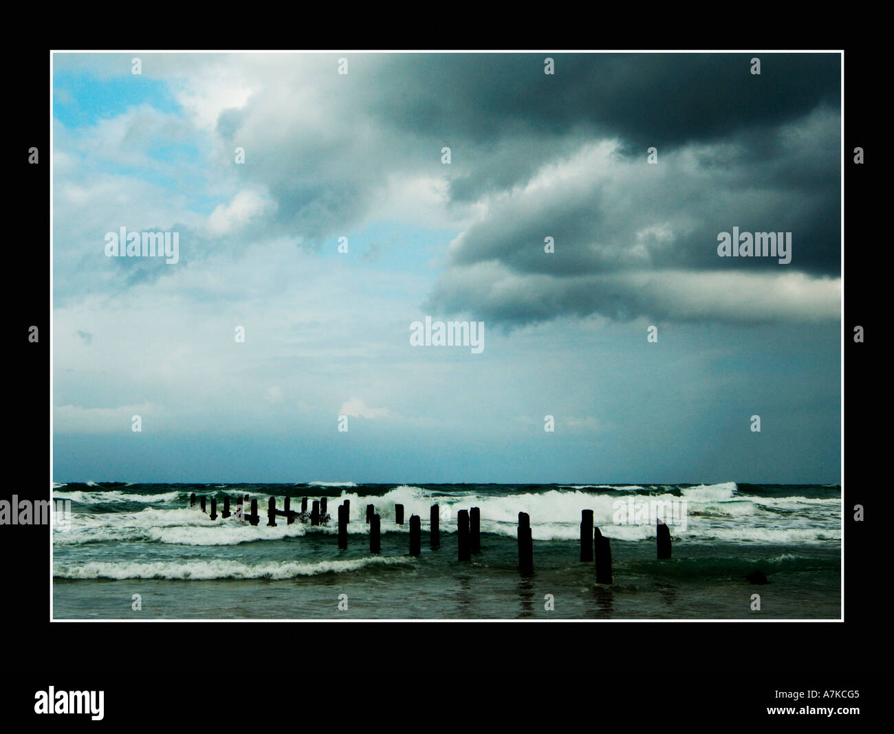 Wellen-Meer und Gewitterwolken Stockfoto