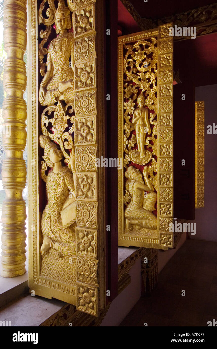 Himmlische Gottheiten, die auf ein Fenster in die Sala Pha Bang geschnitzt gebaut, um einen goldenen Buddha große Pha Bang Luang Rachentupfer LUANG PRO Haus Stockfoto