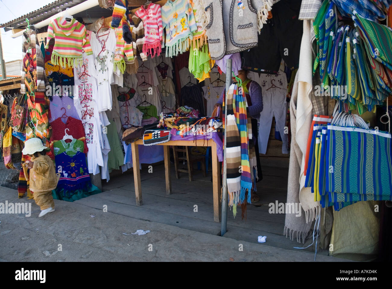 San Juan Chamula Markt für den Touristen - Frauen sitzen auf dem Boden - Chiapas - Mexiko Stockfoto