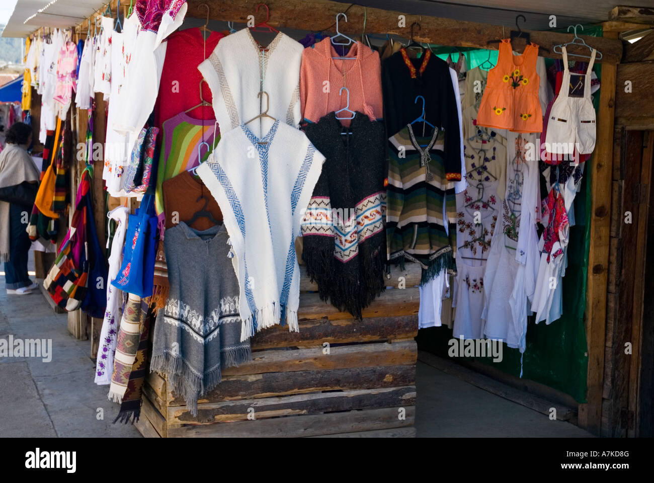 San Juan Chamula Markt von Kleidung für den Touristen - Frauen sitzen auf dem Boden - Chiapas - Mexiko Stockfoto