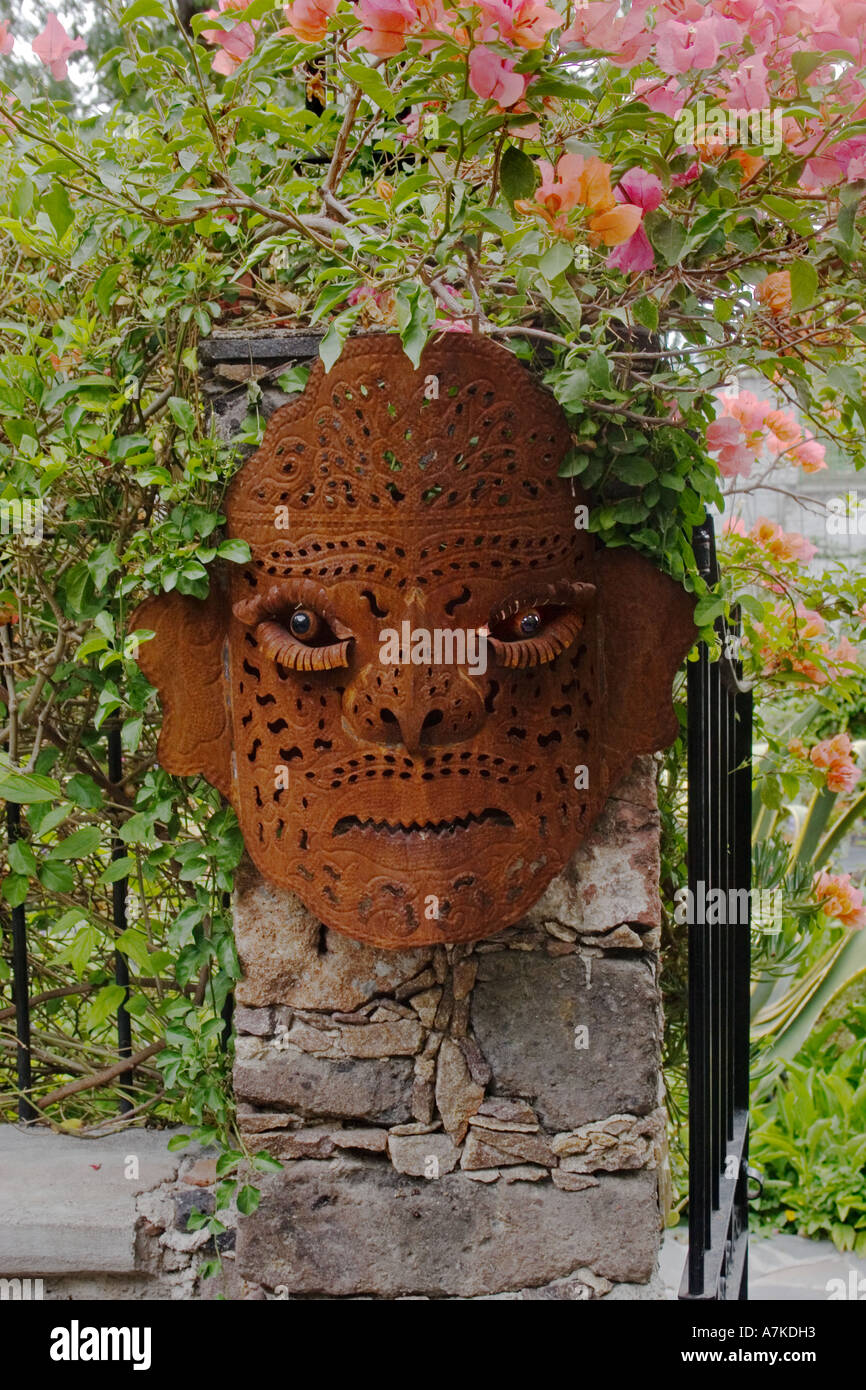 Eine metallene Maske im Garten des Bed &amp; Breakfast befindet sich Casa Lisa in der Altstadt von San Miguel de Allende, Mexiko Stockfoto