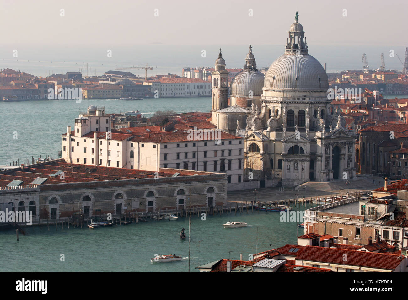 Luftbild vom St Marks Glockenturm über dem Eingang zum Canal Grande in Richtung Chiesa di Santa Maria della Salute Venedig Stockfoto