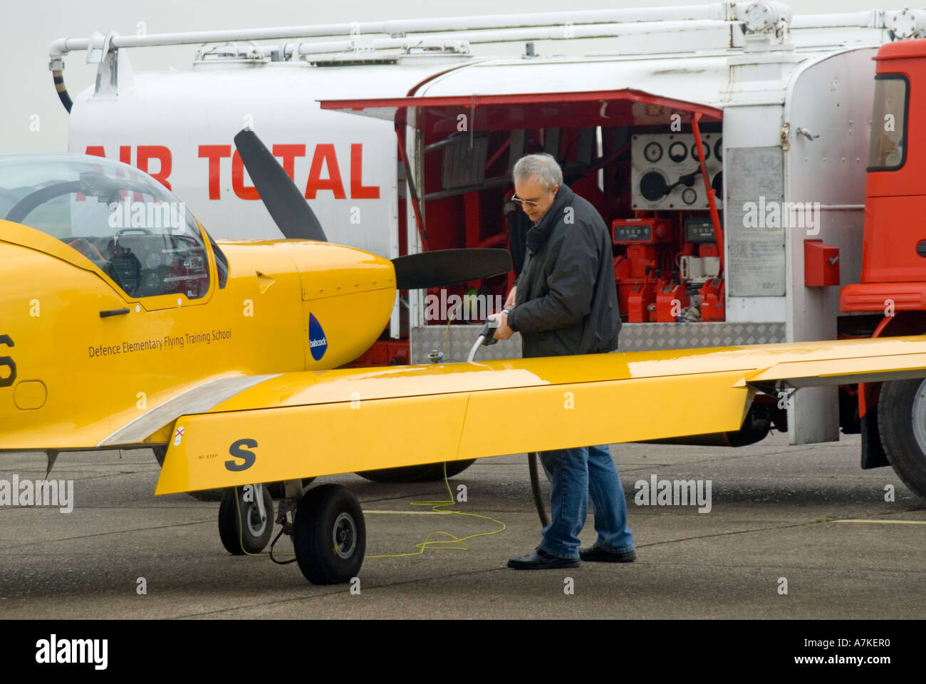 Slingsby Firefly zweisitziges Flugzeug, das von der Defence Elementary Flying Training School man betrieben wird, betankt von einem Tankschiff in Duxford England Stockfoto