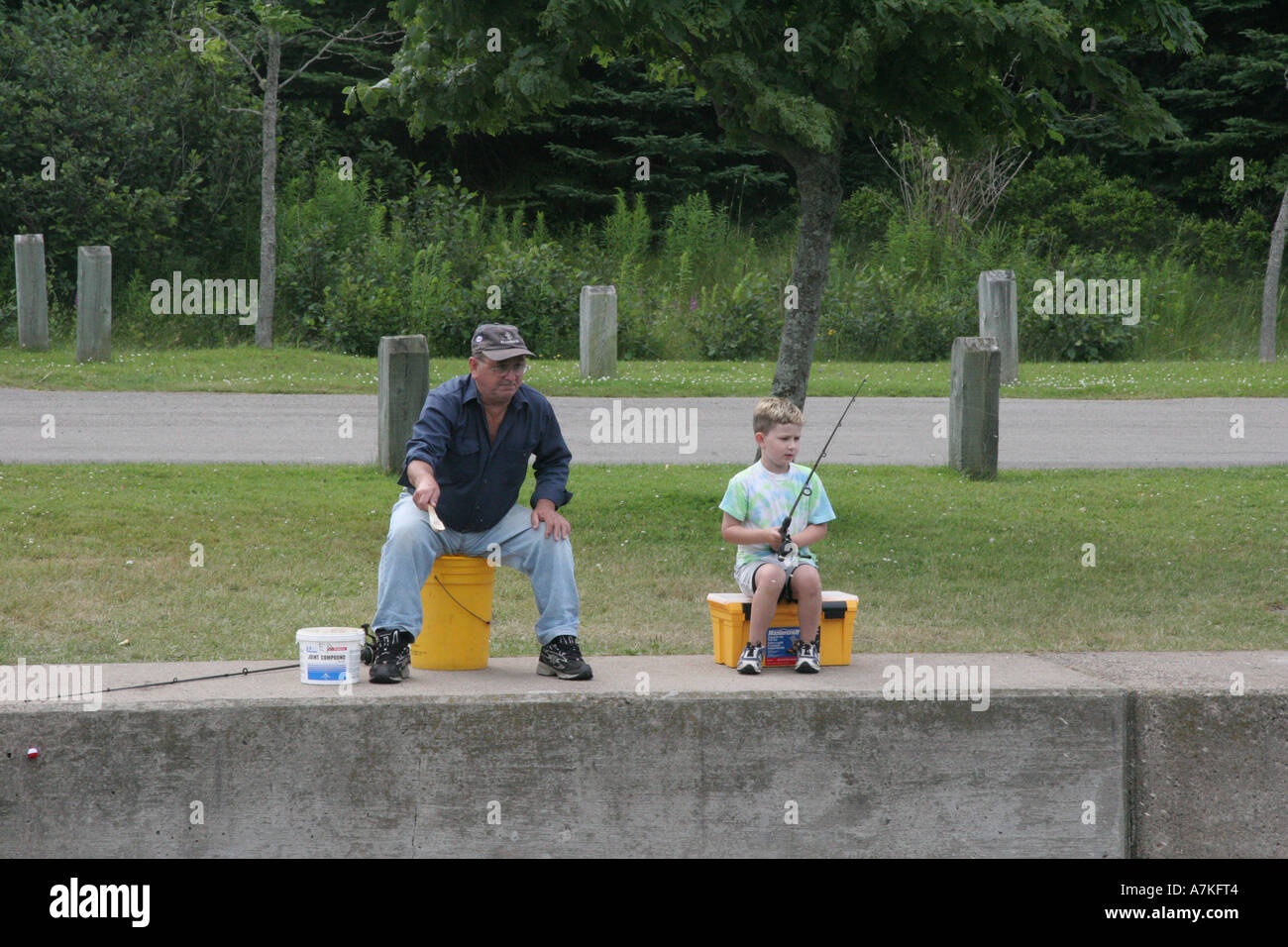 Mann und kleiner Junge Angeln am Canal St Peters, Nova Scotia Stockfoto