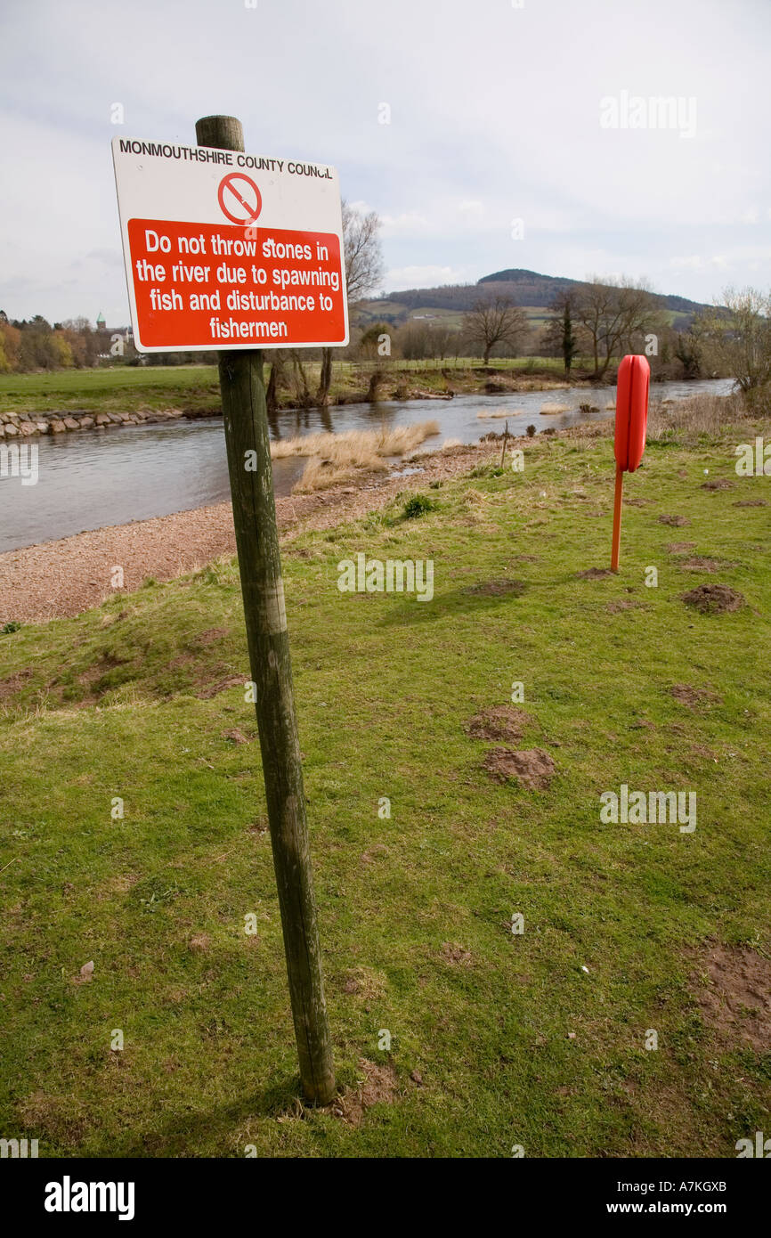 Warnschild werfen nicht Steinen im Fluss durch Laichen Fische und Störung der Fischer Abergavenny Wales UK Stockfoto