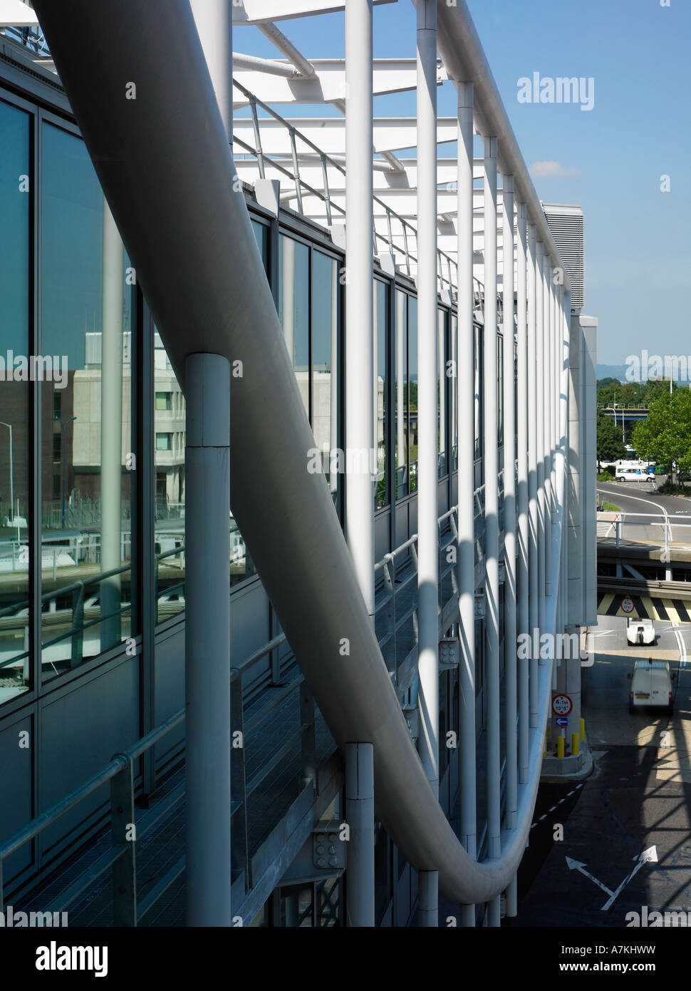 Pier 6, London Gatwick Flughafen. 2005. Fassade Detail Architekt: GMW Architekten und Wilkinson Eyre Architects Stockfoto