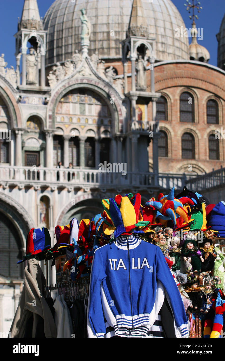 Blaue Italien Replika Kit Top Fußballtrikot für den Verkauf auf einem zentralen Venedig Straße Souvenir Stall unter Schatten der St. Marks Cathedral Stockfoto