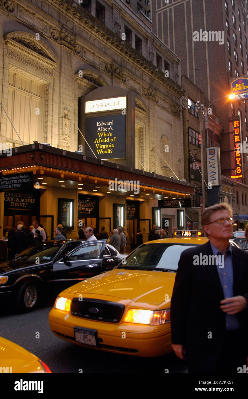 Theaterbesucher warten vor den Vorhang vor dem Longacre Broadway Theater für das Theaterstück, die s Afraid of Virginia Woolf zu starten Stockfoto