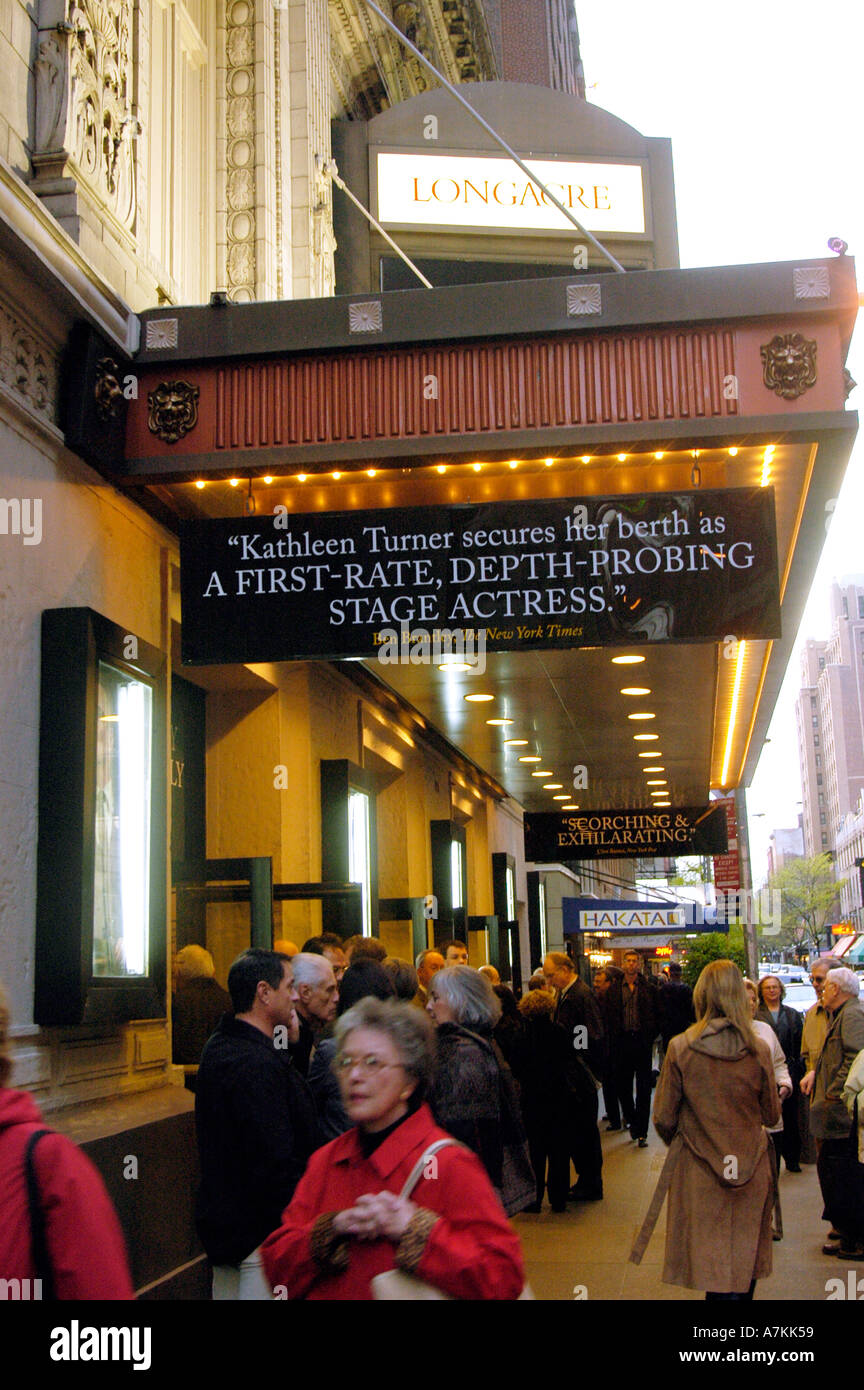 Theaterbesucher warten vor den Vorhang vor dem Longacre Broadway Theater für das Theaterstück, die s Afraid of Virginia Woolf zu starten Stockfoto